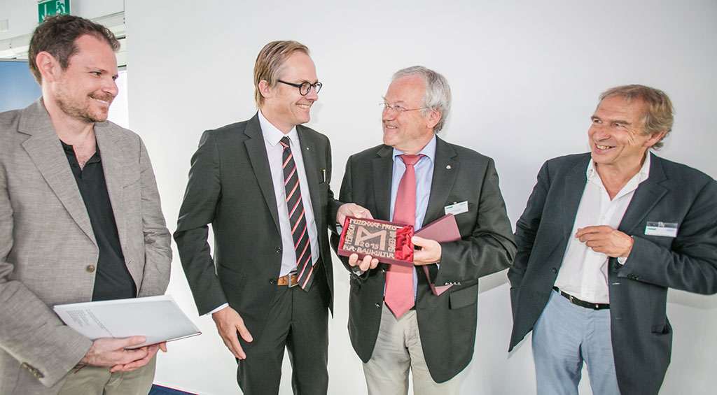 Verleihung der Plakette an den Preisträger Dipl.-Ing. Architekt M. Hille (2. v.l.) und Mitarbeiter Verleihung der Plakette an den Preisträger Dipl.-Ing. Architekt M. Hille (2. v.l.) und Mitarbeiter